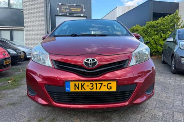 Toyota Yaris (2012) thumbnail 5