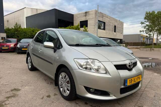 Toyota Auris (2007) thumbnail 2