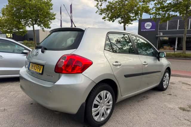 Toyota Auris (2007) thumbnail 3