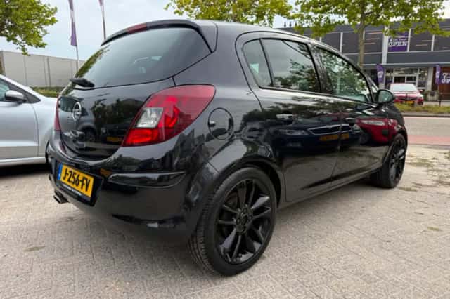 Opel Corsa (2011) thumbnail 3
