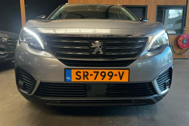 Peugeot 5008 (2017) thumbnail 2