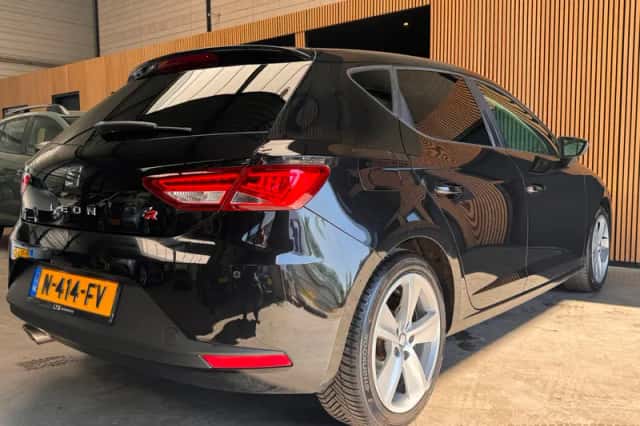 SEAT Leon (2016) thumbnail 4