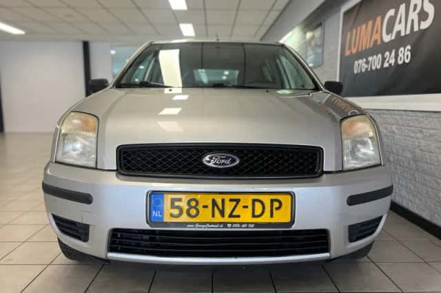 Ford Fusion (2004) thumbnail 2
