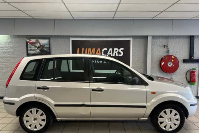 Ford Fusion (2004) thumbnail 4
