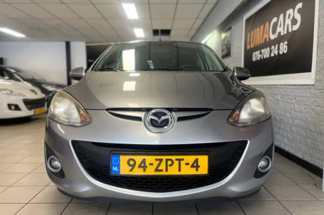 Mazda 2 (2013) thumbnail 2