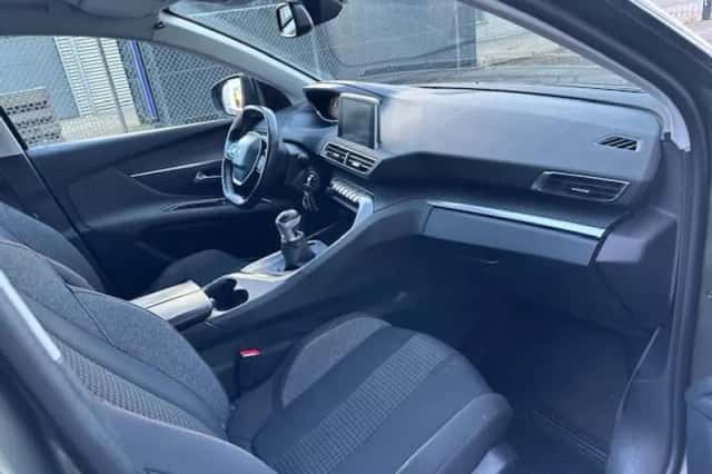 Peugeot 3008 (2016) thumbnail 5