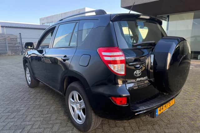 Toyota RAV4 (2011) thumbnail 3