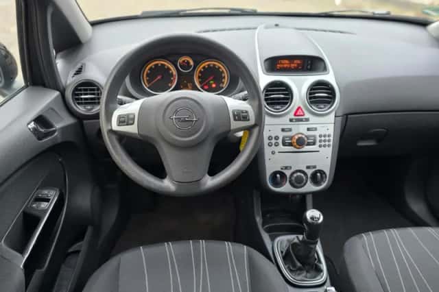 Opel Corsa (2008) thumbnail 3