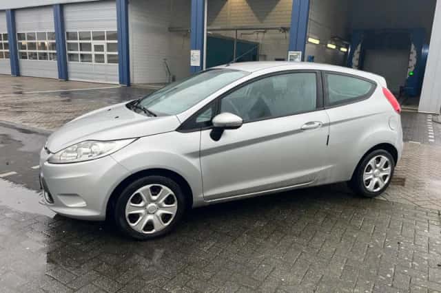 Ford Fiesta (2011) thumbnail 2