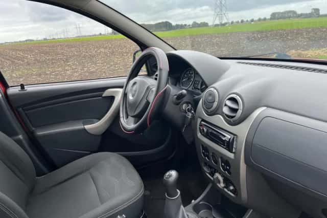 Dacia Sandero (2010) thumbnail 6
