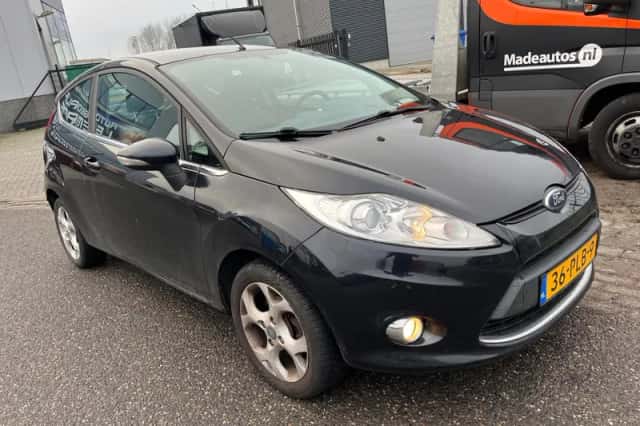 Ford Fiesta (2011) thumbnail 3
