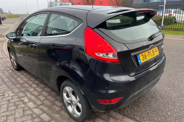 Ford Fiesta (2011) thumbnail 5