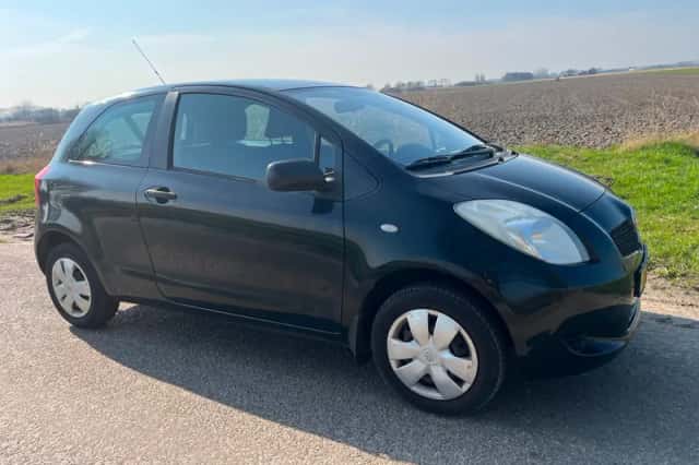 Toyota Yaris (2008) thumbnail 2