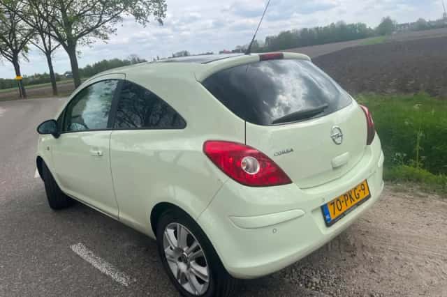 Opel Corsa (2011) thumbnail 3