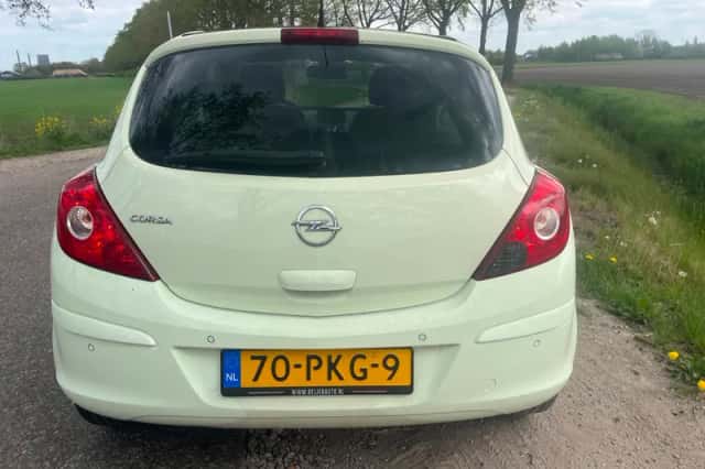 Opel Corsa (2011) thumbnail 4