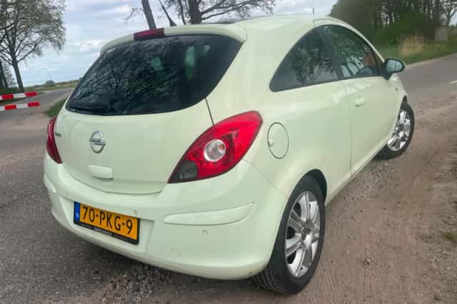 Opel Corsa (2011) thumbnail 5