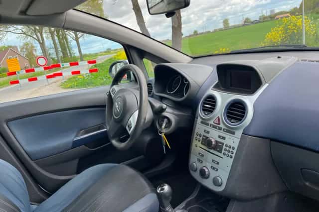 Opel Corsa (2009) thumbnail 4