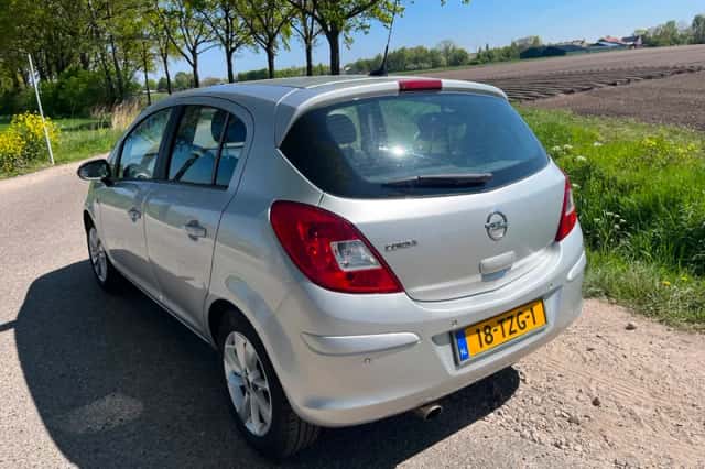 Opel Corsa (2012) thumbnail 2