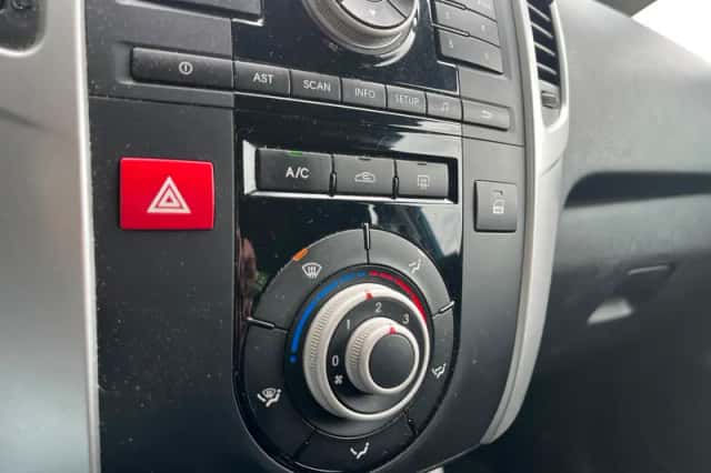 Kia Venga (2010) thumbnail 6