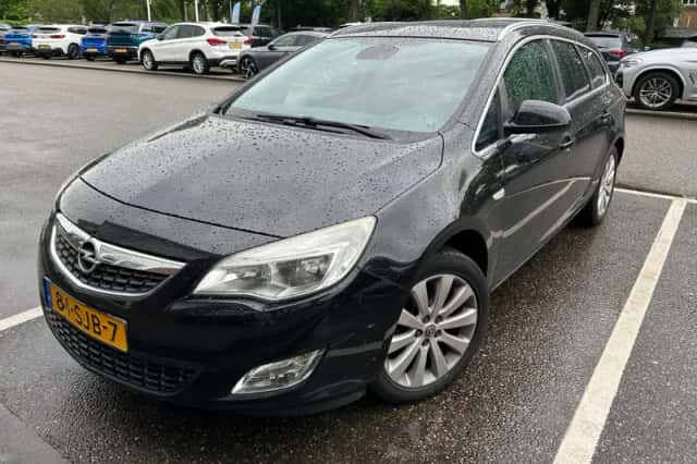 Opel Astra Sports Tourer (2011) thumbnail 2