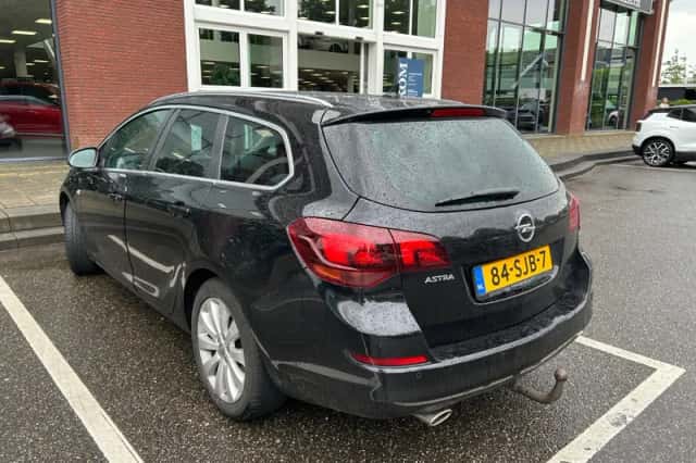 Opel Astra Sports Tourer (2011) thumbnail 3