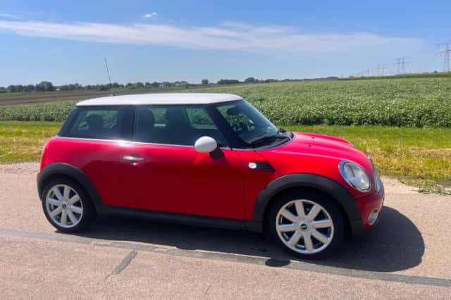MINI Cooper (2010) thumbnail 3