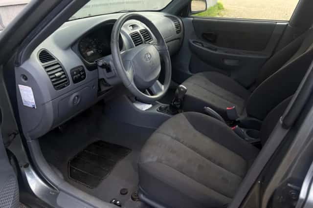 Hyundai Accent (2005) thumbnail 3