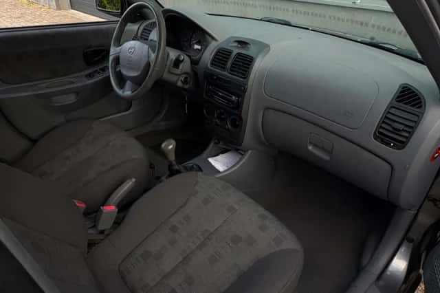 Hyundai Accent (2005) thumbnail 4