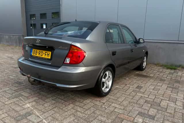 Hyundai Accent (2005) thumbnail 5