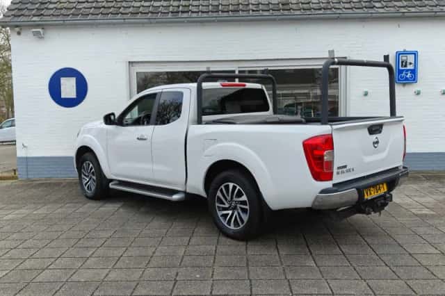 Nissan Navara (2016) thumbnail 5
