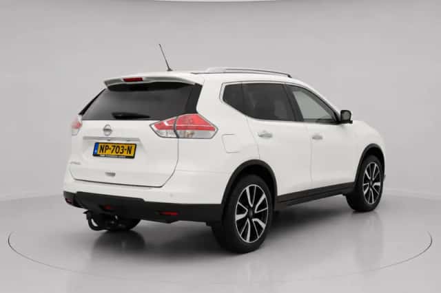 Nissan X-Trail (2017) thumbnail 2
