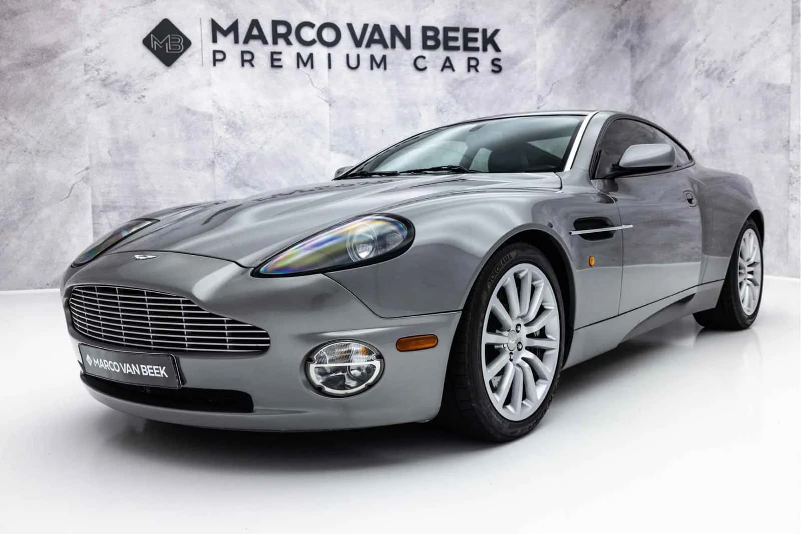 Aston Martin V12 Vanquish (2002) — foto 1