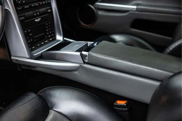 Aston Martin V12 Vanquish (2002) thumbnail 25