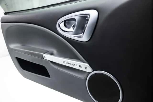 Aston Martin V12 Vanquish (2002) thumbnail 26