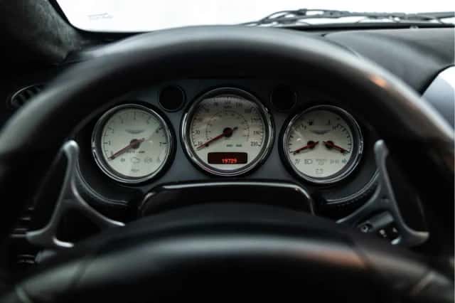 Aston Martin V12 Vanquish (2002) thumbnail 29
