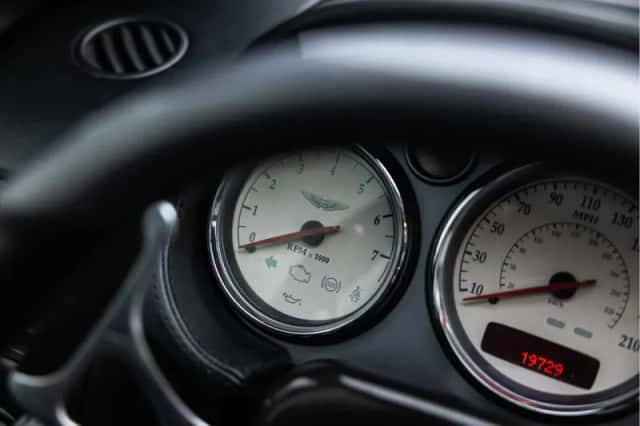 Aston Martin V12 Vanquish (2002) thumbnail 31