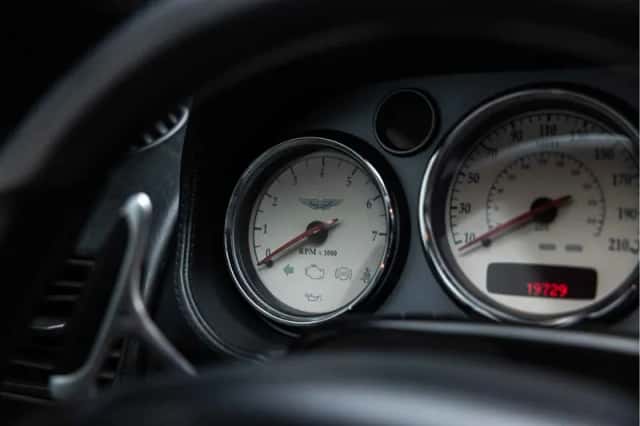 Aston Martin V12 Vanquish (2002) thumbnail 32