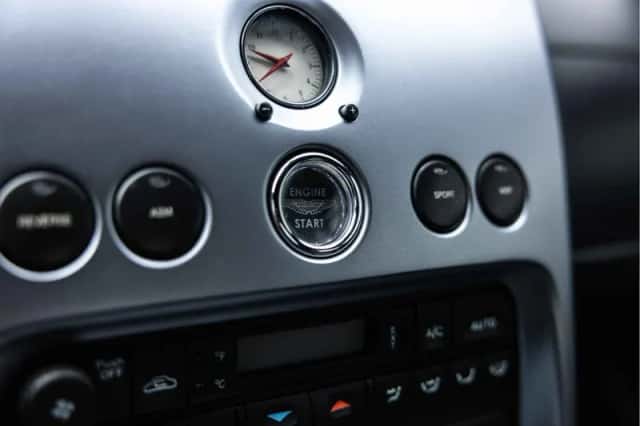 Aston Martin V12 Vanquish (2002) thumbnail 36