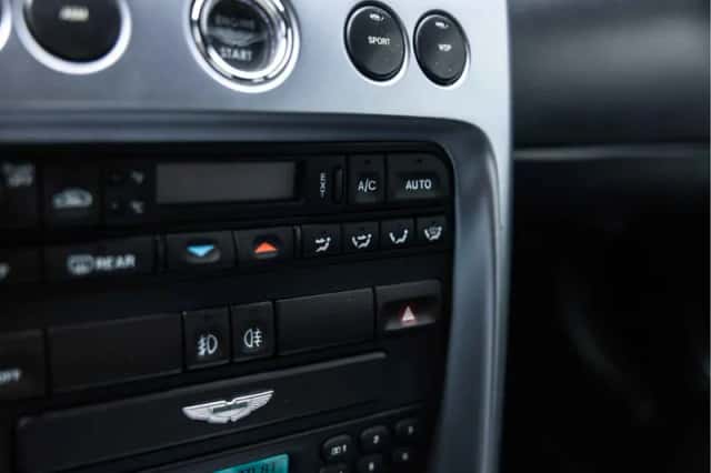 Aston Martin V12 Vanquish (2002) thumbnail 40
