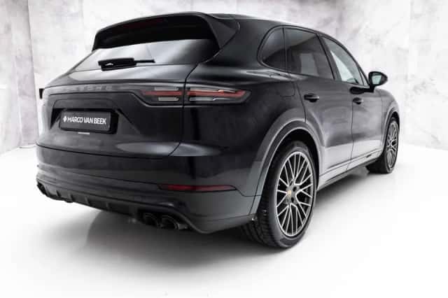Porsche Cayenne (2023) thumbnail 2