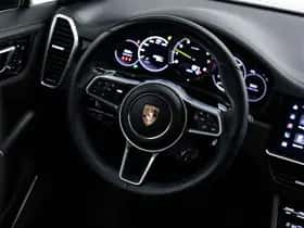 Porsche Cayenne (2023) thumbnail 18