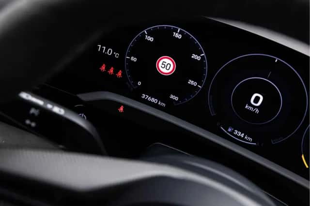 Porsche Taycan (2024) thumbnail 33