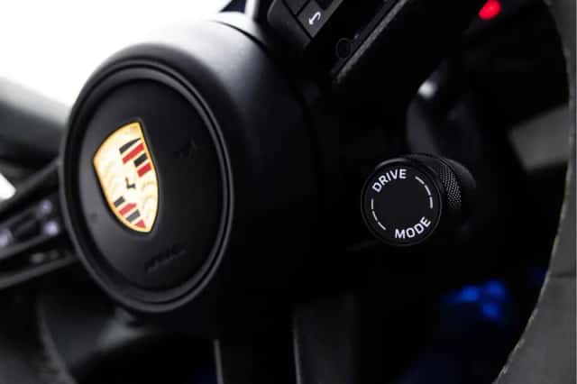Porsche Taycan (2024) thumbnail 36