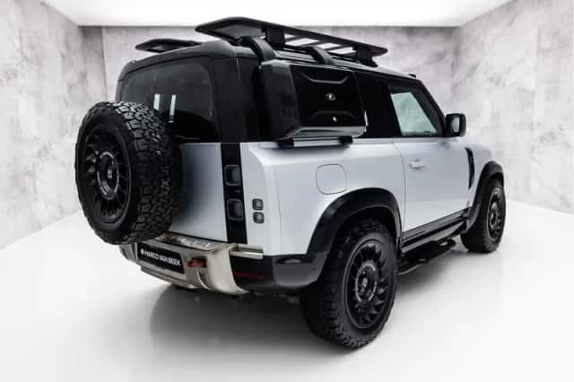 Land Rover Defender (2021) thumbnail 2
