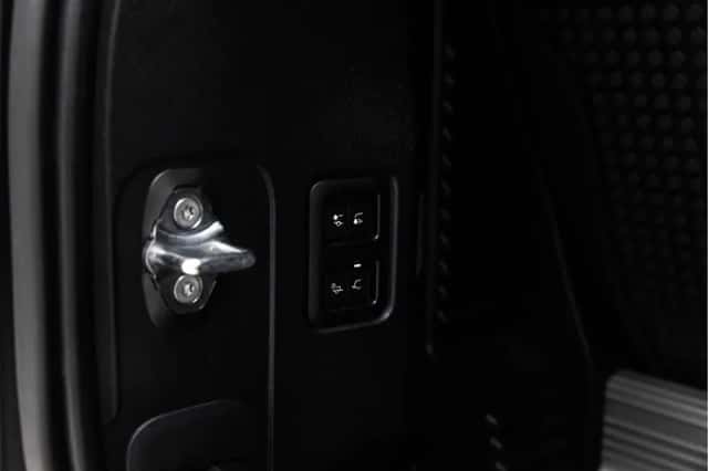 Land Rover Defender (2021) thumbnail 17