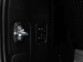 Land Rover Defender (2021) thumbnail 17