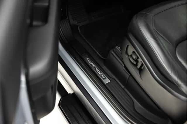 Land Rover Defender (2021) thumbnail 21