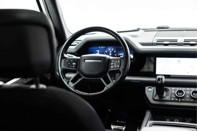 Land Rover Defender (2021) thumbnail 25