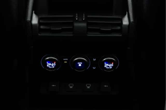 Land Rover Defender (2021) thumbnail 26
