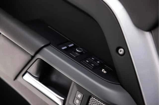 Land Rover Defender (2021) thumbnail 28
